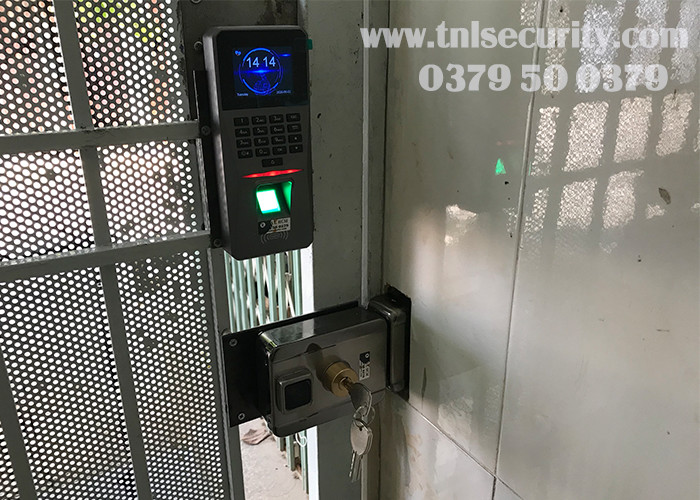 Lap-dat-khoa-cong-dien-tu-thong-minh-cho-cua-sat-tai-Go-Vap